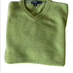 Mens L J.Crew 100% Cashmere V-Neck Sweater. Cover shot in outdoor light.